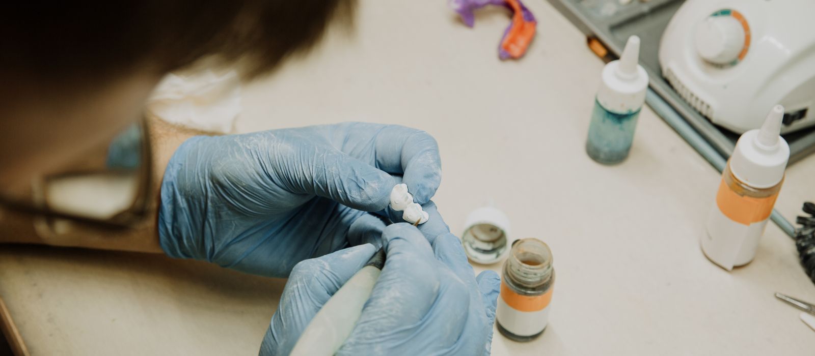 Maquillage d'un élément céramique au poste de travail