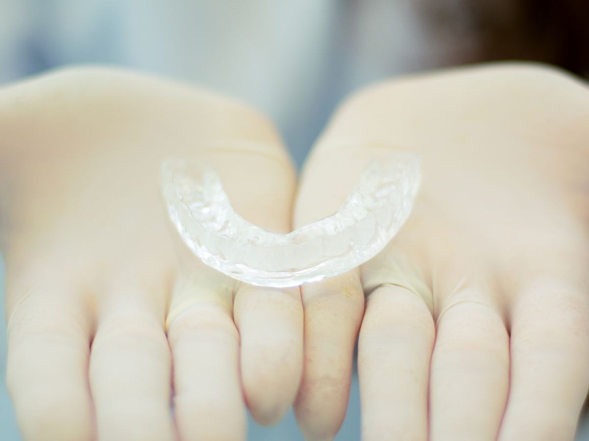 Gouttière transparente thermoformée, tenue à deux mains